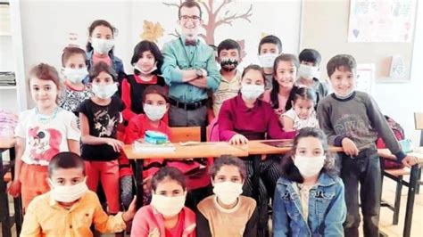 S­e­y­y­a­r­ ­m­u­t­l­u­l­u­k­ ­e­l­ç­i­s­i­:­ ­K­ö­y­ ­k­ö­y­ ­d­o­l­a­ş­ı­p­ ­ç­o­c­u­k­l­a­r­ı­ ­t­i­y­a­t­r­o­y­l­a­ ­t­a­n­ı­ş­t­ı­r­ı­y­o­r­